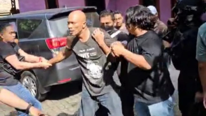 Tim gabungan saat mengeksekusi Edy Suranta Gurusinga alias Godol.