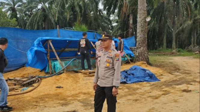 Personel Polres Labusel bersama Polsek Torgamba menggrebek gudang yang dijadikan lokasi 'kencing' CPO.