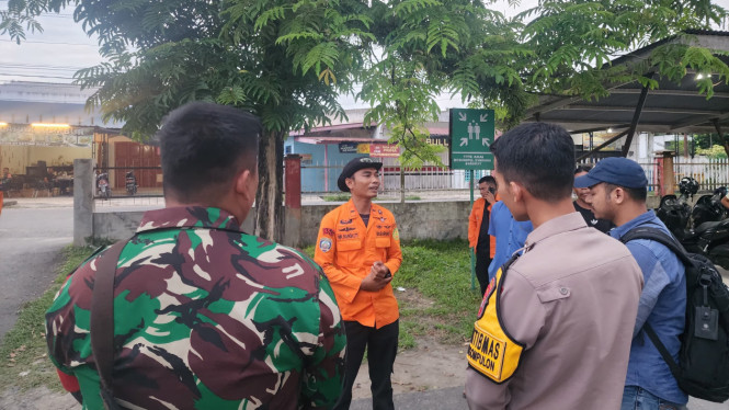 Tim SAR gabungan melakukan pencarian korban tenggelam