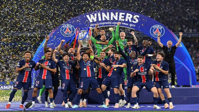 Para pemain PSG merayakan kemenangan juara Liga Chamipon 2025.