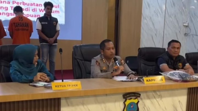 Kapolres Padangsidimpuan, AKBP. Wira Prayatna paparkan kasus pemerkosaan oleh ayah dan anaknya.