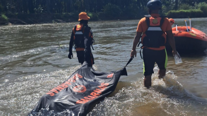 SAR gabungan melakukan pencarian anak yang tenggelam di Sungai Barumun, Palas.