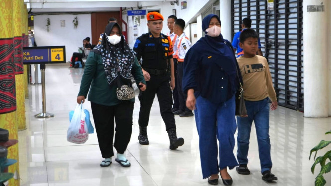 Aktivitas penumpang di Stasiun Medan.
