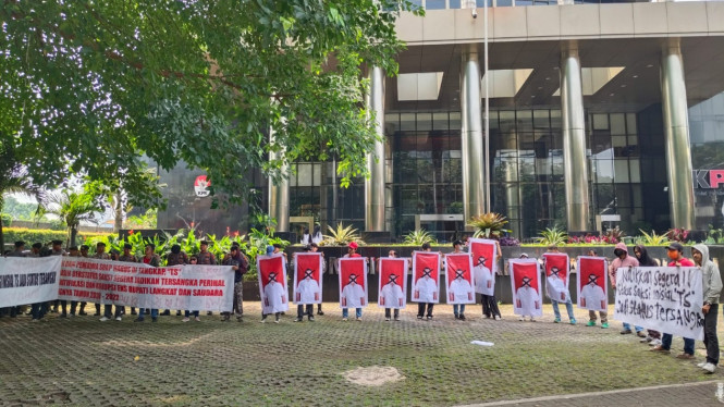 Gerakan Anak Bangsa Anti Korupsi demo KPK desak usut kasus eks Bupati Langkat.