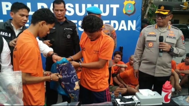 Dua remaja pembunuhan trapis saat dihadiri dalam jumpa pers di Polrestabes Medan.