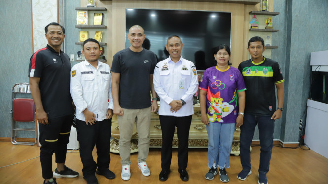 Kadispora Sumut, Muhammad Maftullah Daulay bersama eks pelatih kiper Timnas Indonesia junior, Sahari Gultom.