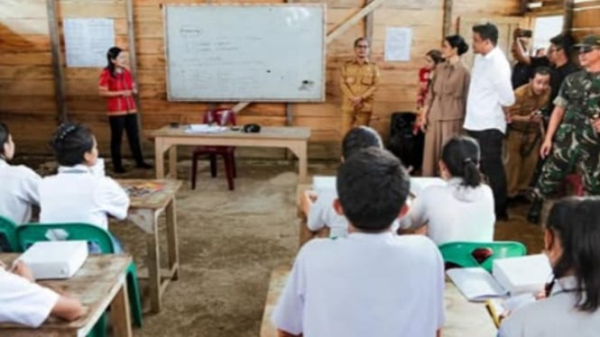 Gubernur Sumut, Bobby Nasution meninjau proses belajar mengajar di SMKN 1 Gido, Kabupaten Nias.