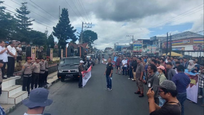 Ratusan warga unjuk rasa di depan Kantor Bupati Dairi tuntut KLHK terbitkan kembali izin PT DPM.