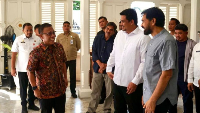 Bupati Tapteng, Masinton Pasaribu saat menemani Gubernur Sumut, Bobby Nasution saat bertemu dengan Gubernur Aceh, Muzakir Manaf di Banda Aceh.