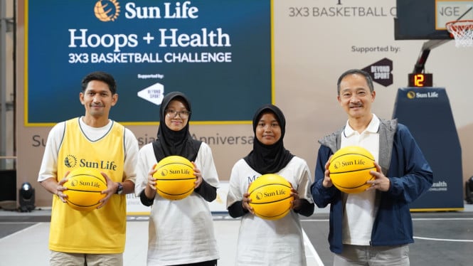 Ibnu Jamil berfoto bersama peserta Sun Life 3X3 Basketball Challenge.