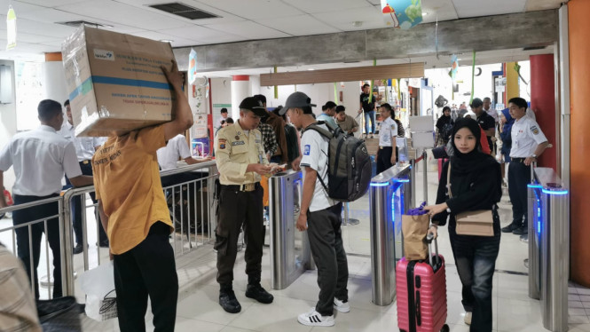 Aktivitas penumpang di Stasiun Medan.
