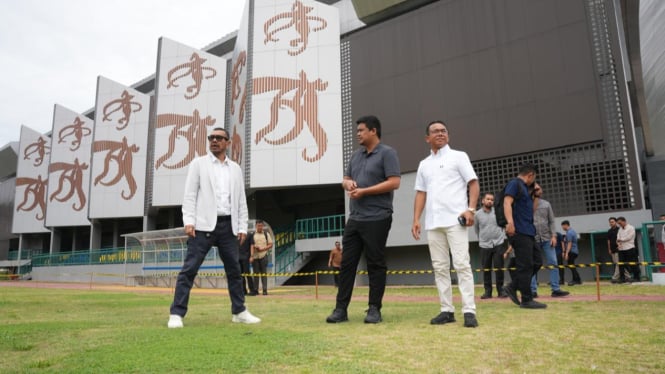 Gubernur Sumut, Bobby Nasution bersama Exco PSSI, Arya Sinulingga saat meninjau Taman Kebun Bunga Medan.