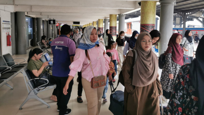 Aktivitas penumpang di Stasiun Medan.
