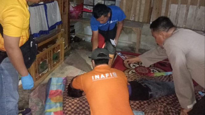 Petugas kepolisian olah TKP pria gantung diri di Kabupaten Simalungun.