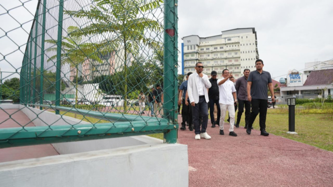 Gubernur Sumut, Bobby Nasution bersama Exco PSSI, Arya Sinulinggga saat meninjau Lapangan Kebun Bunga Medan.
