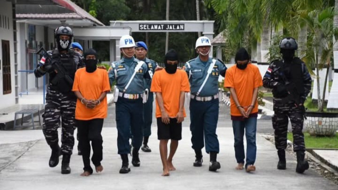TNI AL saat mengamankan 3 PMI ilegal membawa sabu 4,5 kg dari Malaysia.