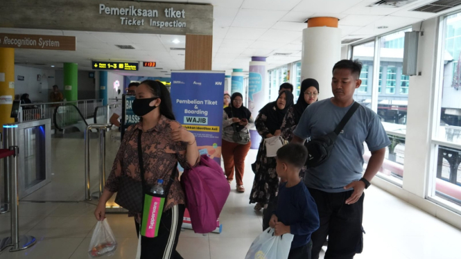 Aktivitas penumpang di Stasiun Medan.
