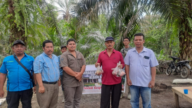 PT Sri Timur kurbankan sapi untuk warga Desa Sei Tualang, Langkat.