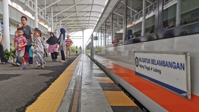 Aktivitas penumpang di Stasiun Medan.
