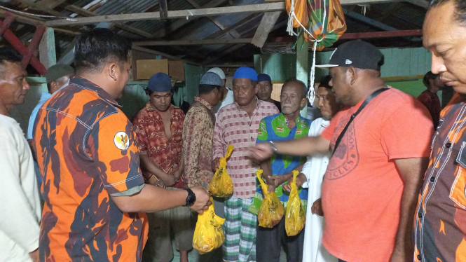 Pemuda Pancasila Medan salurkan ratusan paket daging kurban kepada nelayan seberang.