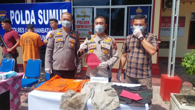 Polsek Kampung Rakyat saat menggelar konferensi pers kasus perkelahian berujung maut.