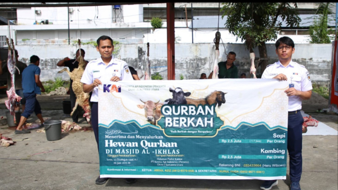 KAI Sumut salurkan ratusan bingkisan daging kurban kepada masyarakat.