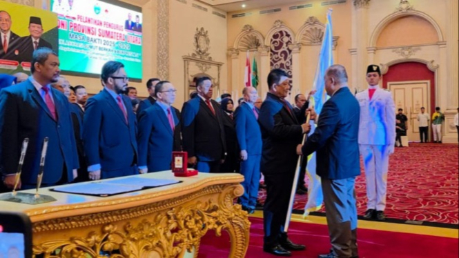 Ketua Umum KONI Pusat, Letjen Purn Marciano Norman menyerahkan bendera pataka kepada Ketua KONI Sumut, Hatunggal Siregar.