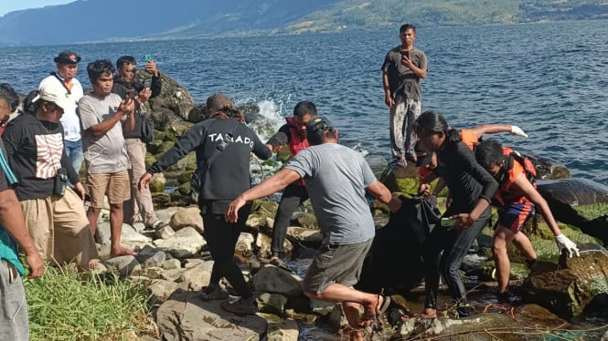 SAR gabungan  temukan korban perahu terbalik di Danau Toba.