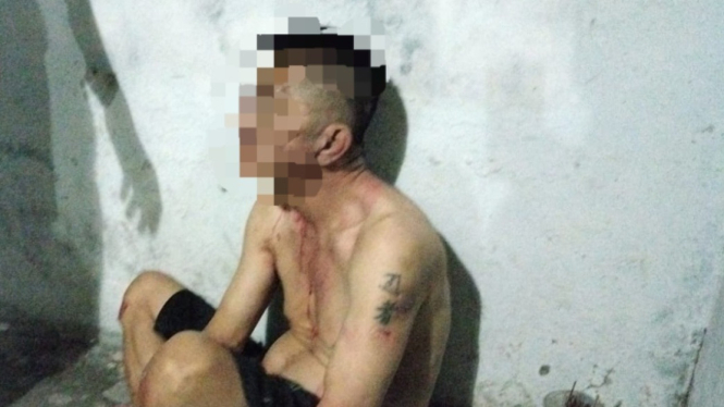 Polisi saat mengamankan suami tikam istri hingga tewas di Medan.