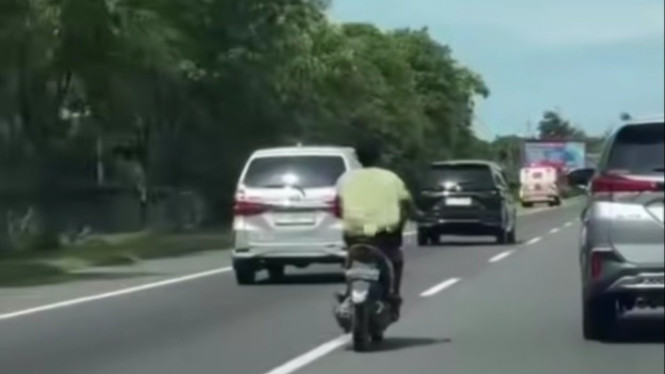 Pengemudi sepeda motor matic masuk jalan tol di Kota Medan.