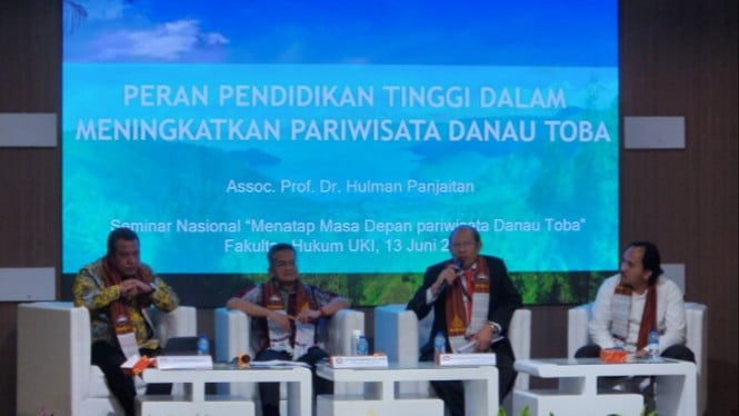 Dialog publik yang digelar IMAIBANA soal masa depan Danau Toba.