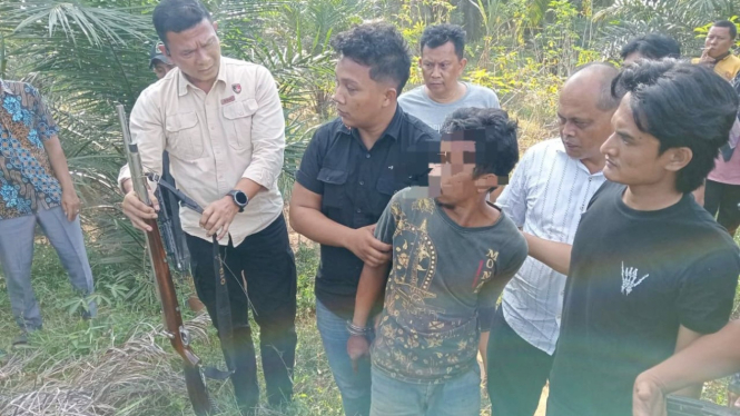 S, pelaku pembunuhan saat diamankan petugas kepolisian.