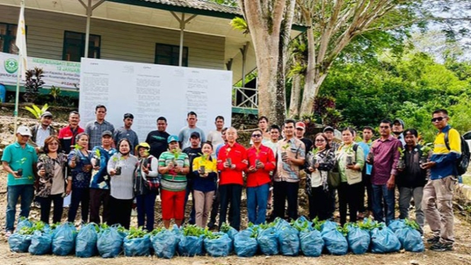 Manajemen PT DPM memberikan bantuan 1.800 bibit kopi robusta kepada 120 petani kopi di 6 desa, Kabupaten Dairi, Sumut.