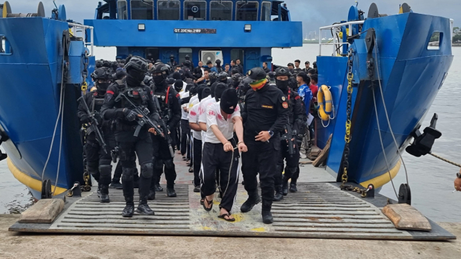 Pemindahan 100 Napi dari Sumut ke Pulau Nusakambangan.