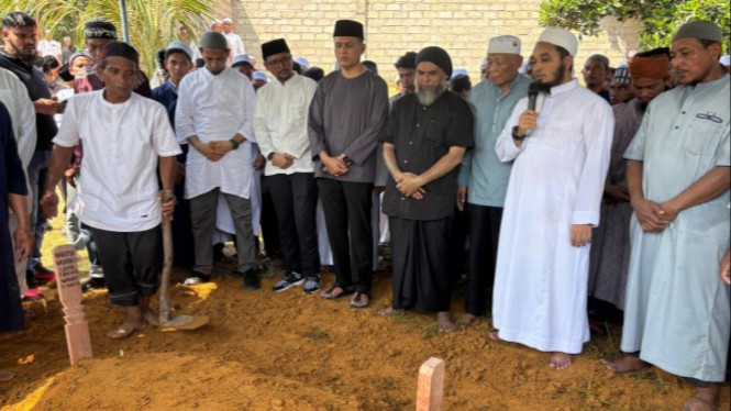 Pemakaman KH Marfin Kasduri, pendiri Ponpes Raudhatul Ulum.