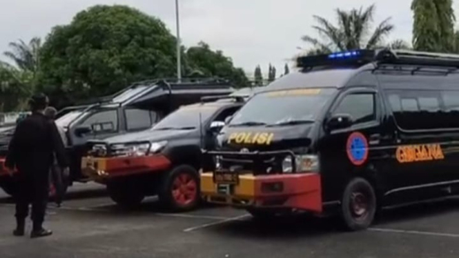 Sejumlah kendaraan taktis Brimob Polda Sumut siaga di Bandara Internasional Kualanamu.