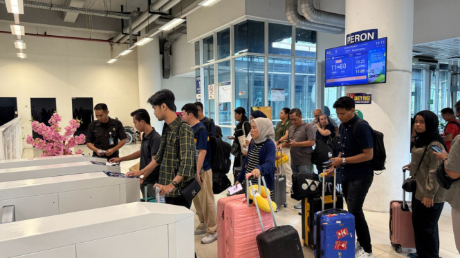 Aktivitas penumpang di Stasiun Medan.