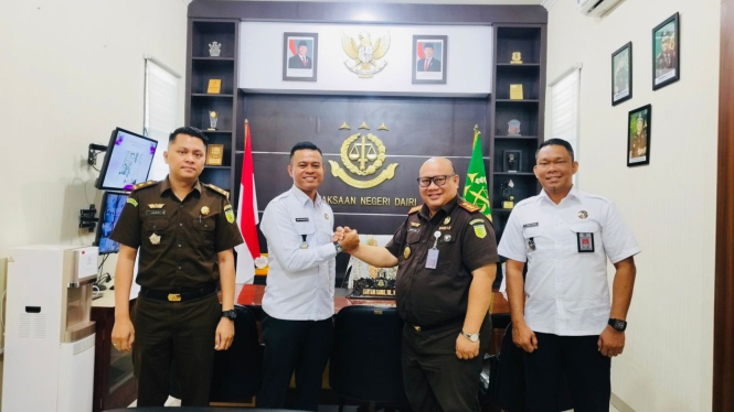 Karutan Kelas IIB Sidikalang, Yusrifa Arif mengunjungi Kejari Dairi disambut Kajari Cahyadi Sabri.