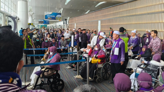 Proses keberangkatan ratusan jemaah haji gunakan pesawat Saudi Arabian Airlines di Bandara Kualanamu.
