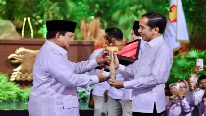 Presiden RI, Prabowo Subianto dan Presiden RI ke-7, Joko Widodo.