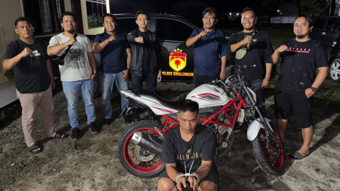 APS, pelaku saat diamankan Polres Simalungun.