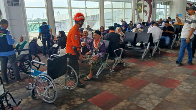 Proses evakuasi jemaah haji dari Pesawat Saudi Airlines.