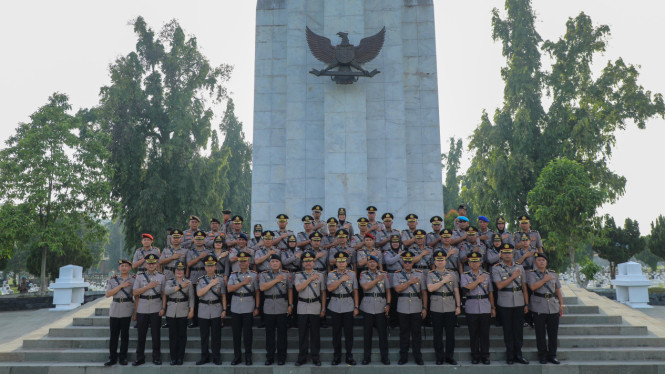 Polda Sumut ziarah di TMP Medan.