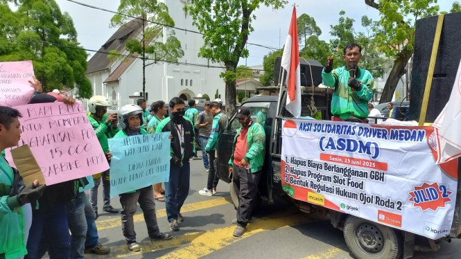 Para Driver Ojol Demo Kantor Gubernur Sumut.