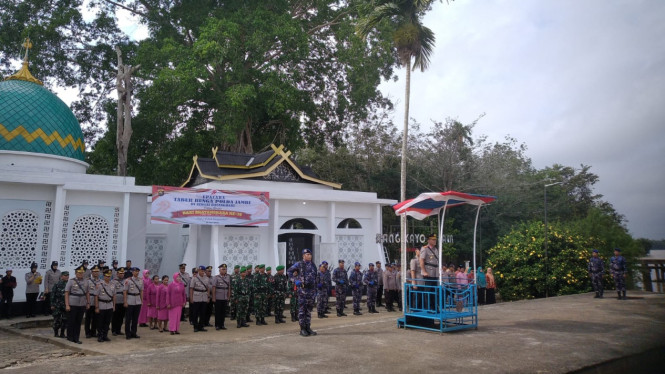 Polda Jambi Ziarah ke Makam Orang Kayo Hitam.