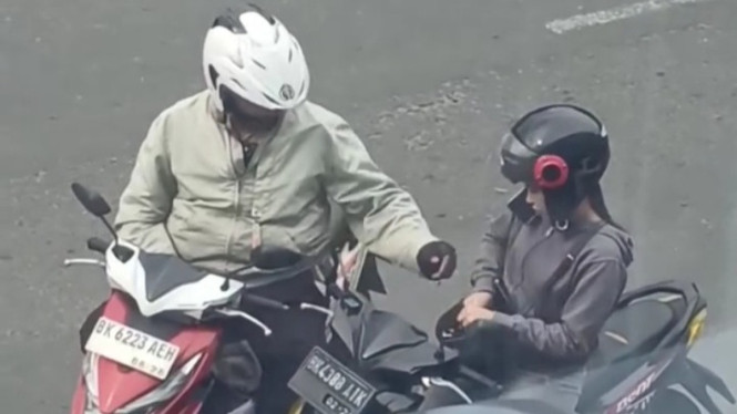 Oknum Polantas saat pungli pengendara motor di Medan.