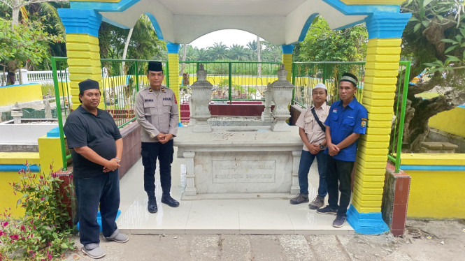 Polsek Tanjung Beringin Ziarah ke Makam Raja Bedagai.