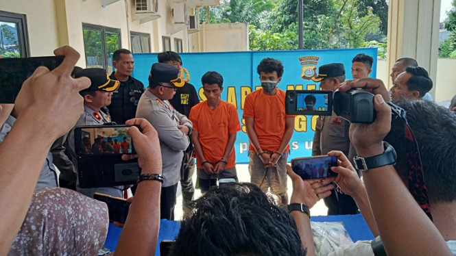 Kapolrestabes Medan, Kombes Pol Gidion Arif Setyawan interogasi anggota geng motor yang lakukan pembegalan.