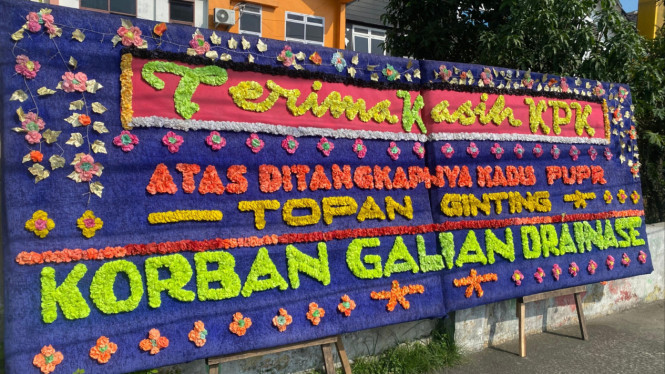 Karangan bunga ucapan terima kasih ke KPK.