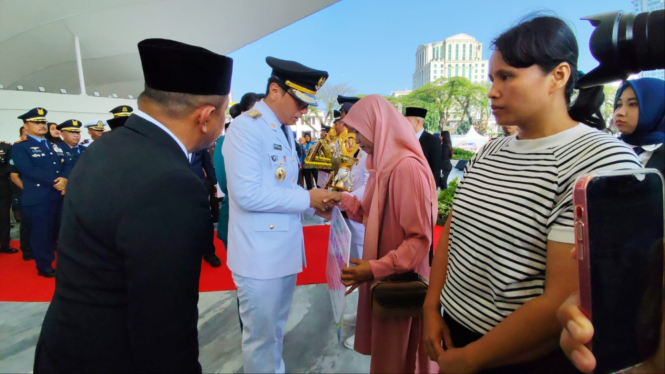 Wali Kota Medan, Rico Waas menyerahkan asuransi kepada ahli waris.